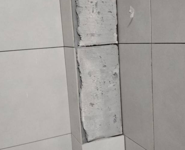 东兰瓷砖空鼓维修公司分享下瓷砖施工前基层浇水润湿程度不足，可能导致以下问题